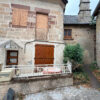 Maison de bourg en pierre avec dépendances